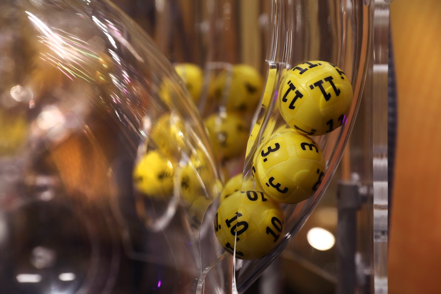 Bilde av trekningsmaskinen for Eurojackpot. Ser gule kuler tett på.