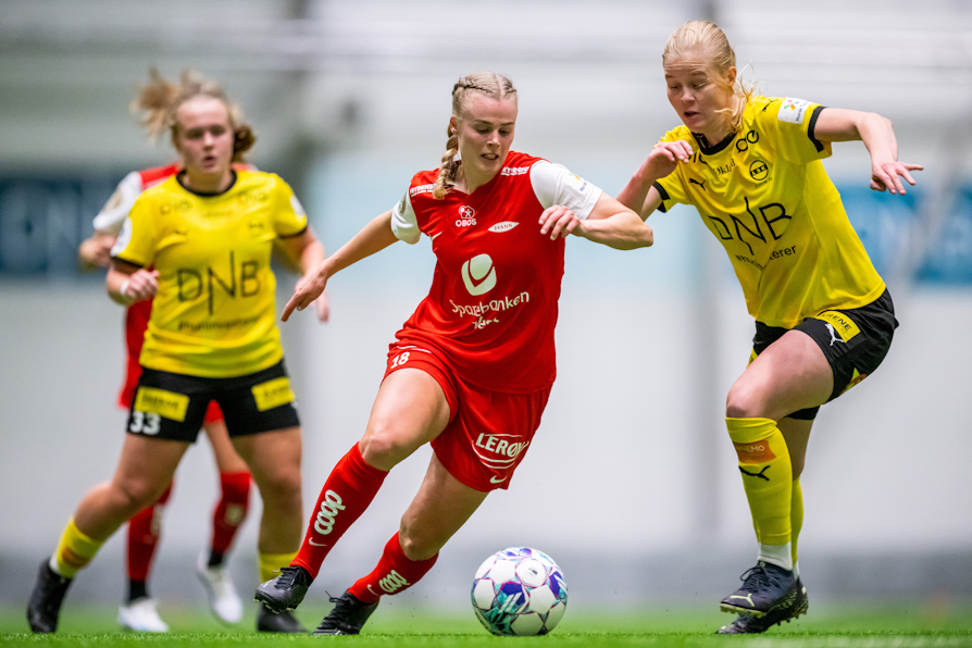 Branns Nora Eide Lie og LSK Kvinners Katrine Winnem Jørgensen i Toppserien.