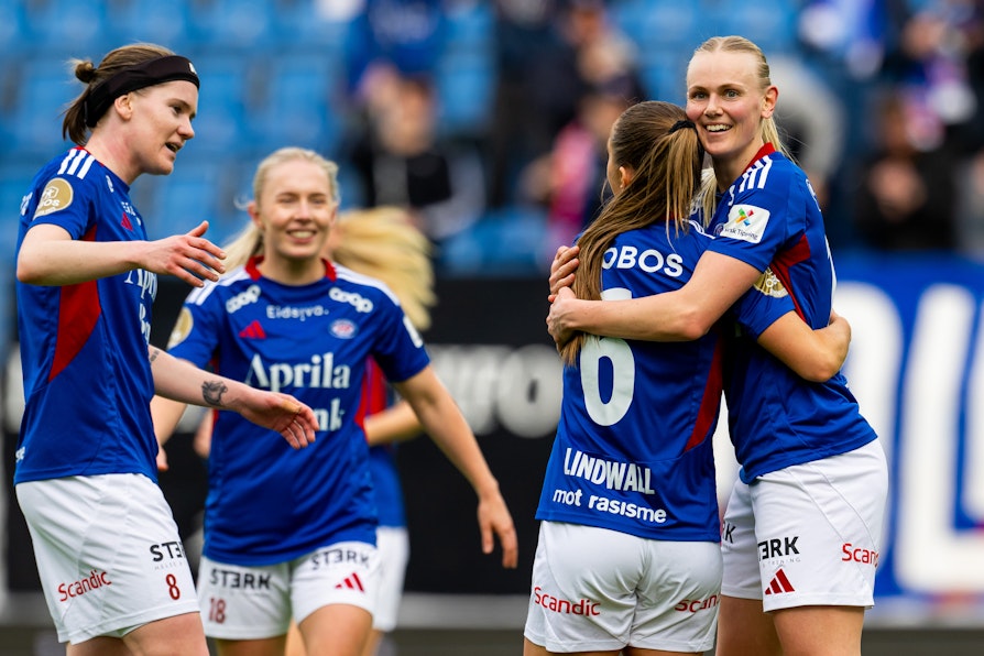 Bilde av Vålerenga-spillere etter scoring mot Kolbotn i Toppserien.