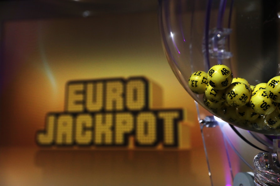 Bilde av Eurojackpot-kulene i trekningsmaksin. Eurojackpot-vegg i bakgrunnen.