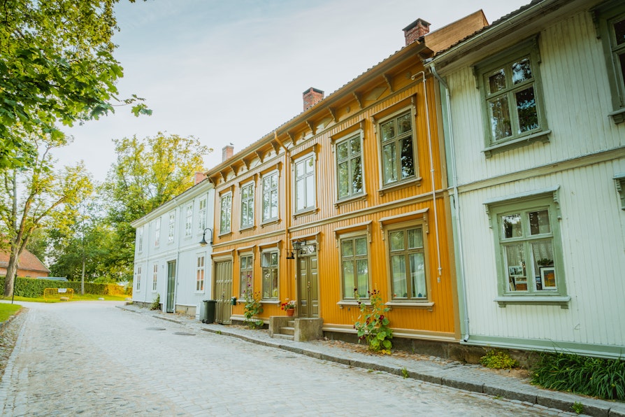 Gamle hus i brosteinsgate i Gamle Fredrikstad på sommeren.