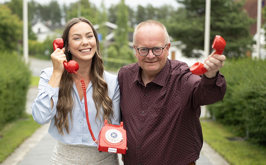 PRØVER VIDERE: Ida Zachariassen og Atle Onsrud Jensen er to av seks som jobbet med å ringe vinnere på Supertrekning. Ikke alle tok telefonen, så vi prøver igjen søndag.