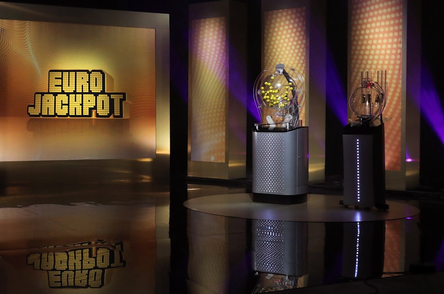 Bilde av trekningsstudioet til Eurojackpot i Finland. Med to trekningsmaskiner.