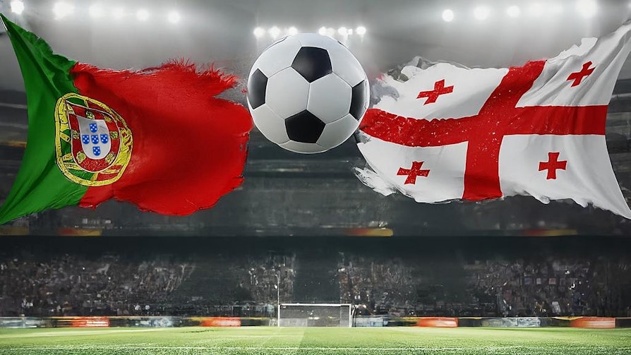 AI-generert illustrasjon av fotballkampen mellom Georgia og Portugal i fotball-EM 2024. Bilde av de to flaggene med en ball mellom - og en fotballstadion/gress bak.