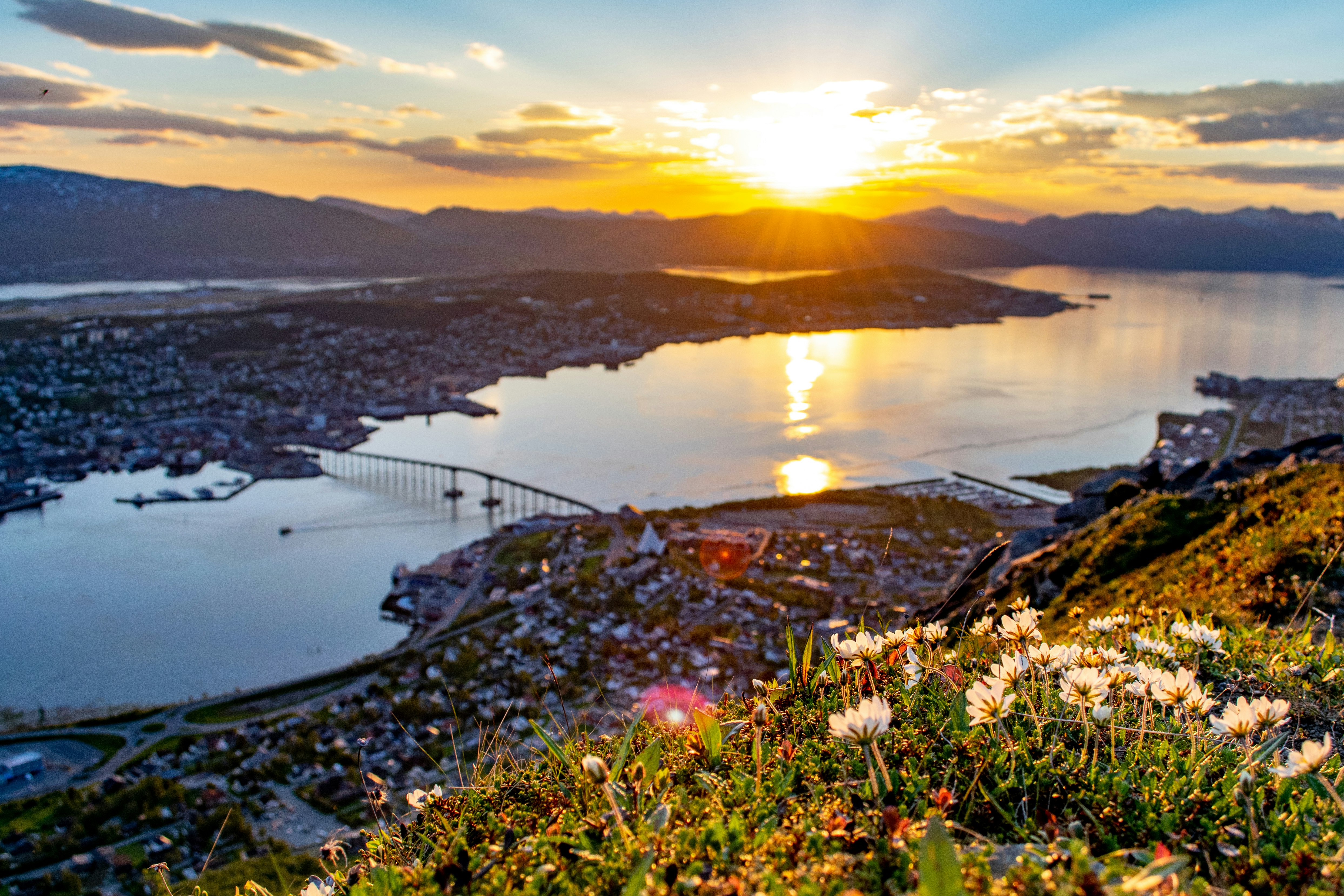 Utsiktsbilde over Tromsø om sommeren i kveldssol.