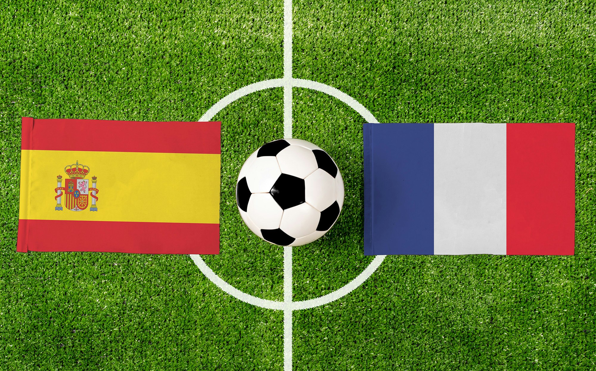 Spansk og Fransk flagg side om side på en fotballbane ifm. fotball-EM 2024.