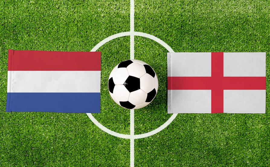 Nederlandsk og engelsk  flagg side om side på en fotballbane ifm. fotball-EM 2024.