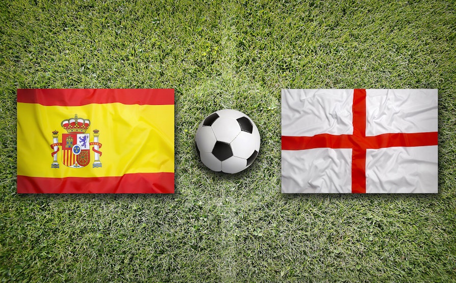 Spansk og engelsk flagg side om side på en fotballbane ifm. fotball-EM 2024.