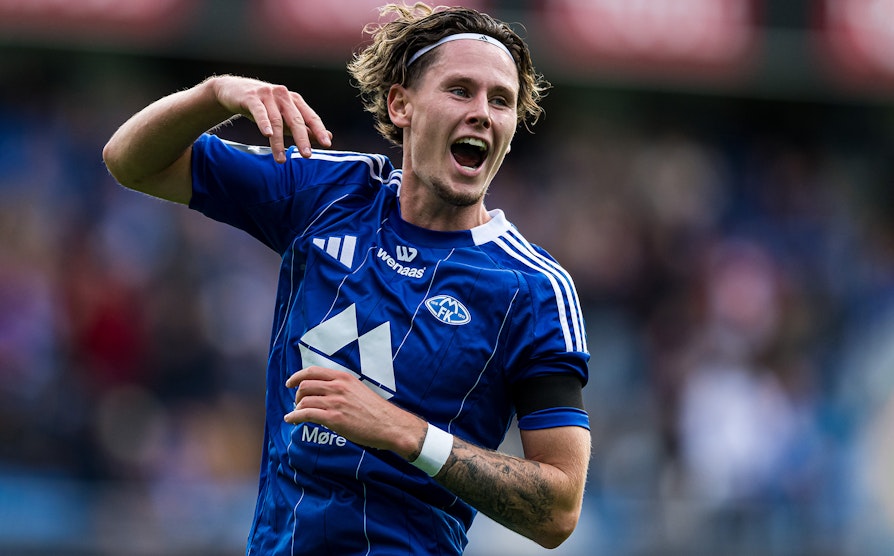 Moldes Mathias Johan Fjørtoft Løvik feirer 3-0 under eliteseriekampen i fotball mellom Molde og Lillestrøm på Aker Stadion.