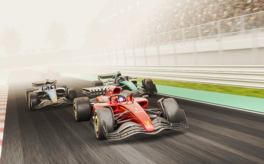 Tre formel 1-biler som kjører på en bane.