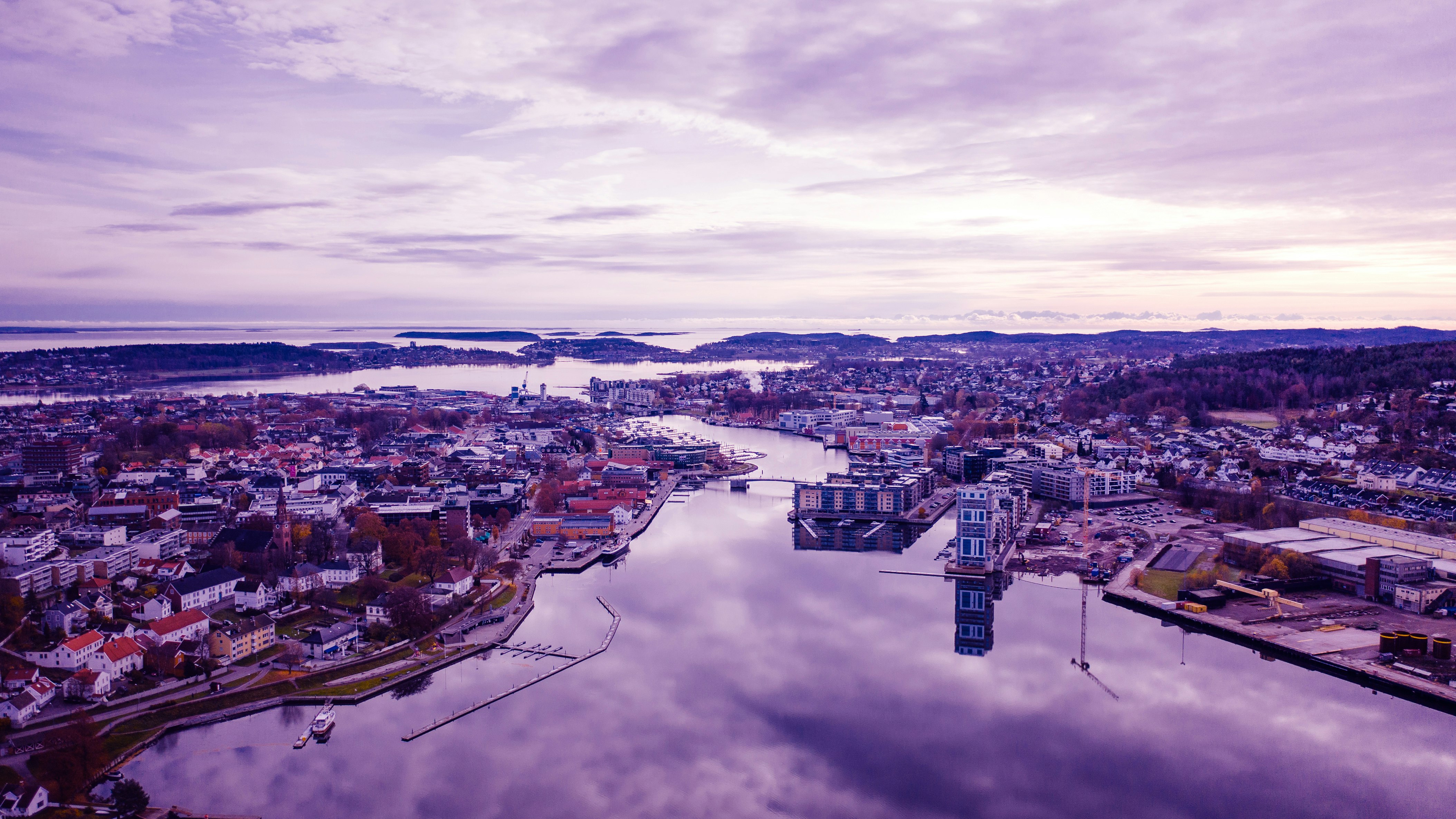 Oversiktsbilde av Tønsberg by fra lufta, i lilla toner.