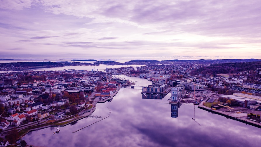 Oversiktsbilde av Tønsberg by fra lufta, i lilla toner.
