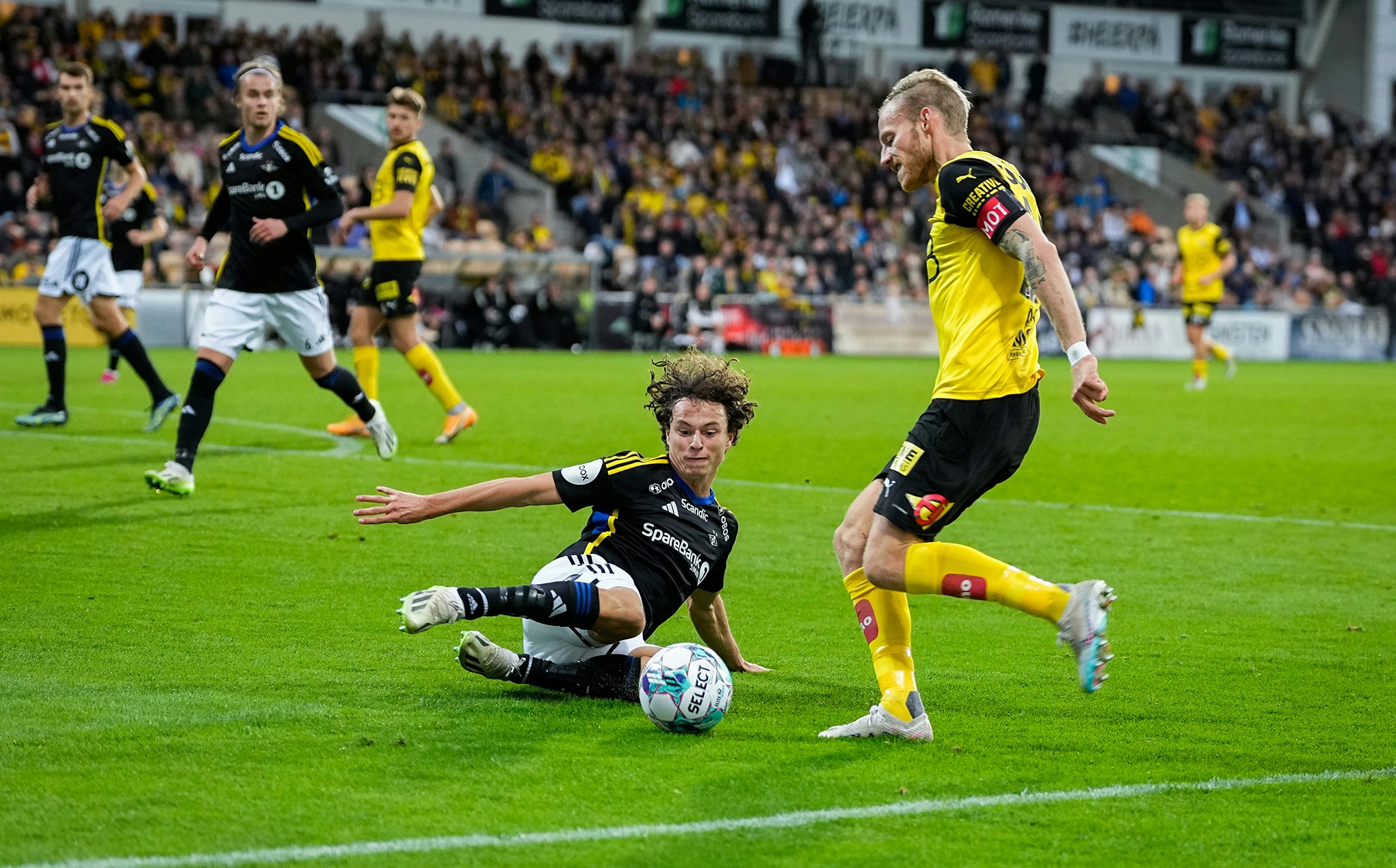 Rosenborgs Leo Cornic og Lillestrøms Gjermund Åsen under eliteseriekampen i fotball mellom Lillestrøm og Rosenborg på Åråsen stadion