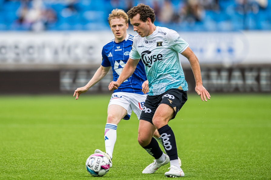 Moldes Mats Møller Dæhli og Vikings Joe Bell i eliteseriekampen mellom Molde og Viking juni 2024.
