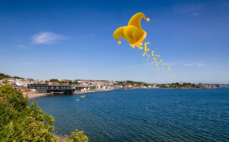 Larvik by, med Joker-hatt som flyr over