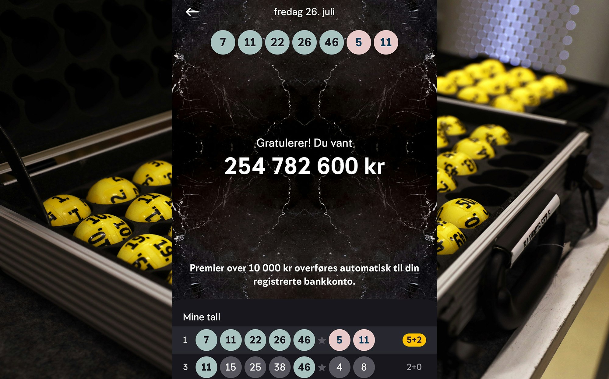 Eurojackpot-kuler i n koffert, med skjermdump av vinnersummen 254 mill. oppå.
