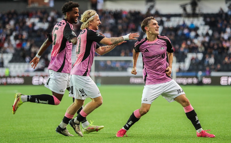 Rosenborg-spillere feirer 1-2 scoringen til Marius Broholm under eliteseriekampen i fotball mellom Odd og Rosenborg på Skagerak arena