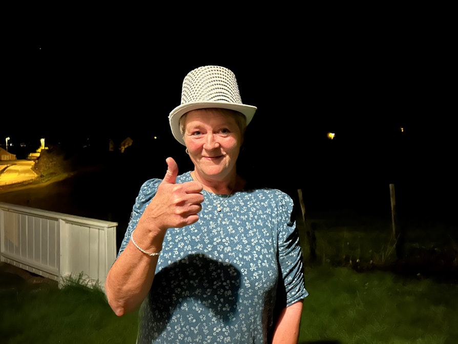 Dame med hatt og tommel opp