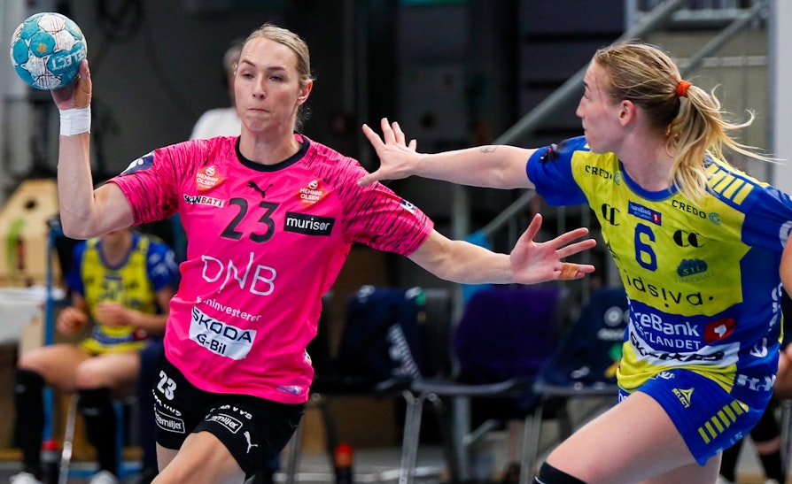 lois Abbingh i duell med storhamar spiller Ane Høgseth