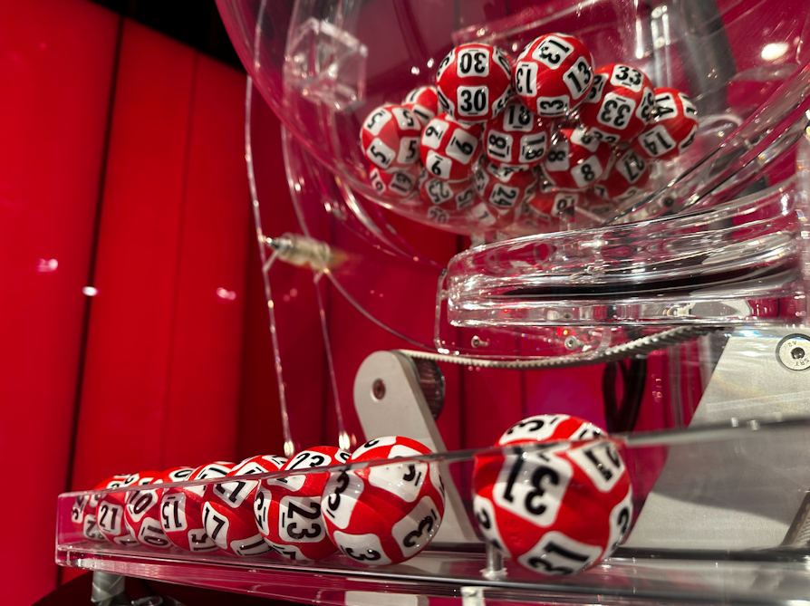 Trekningsmaskinen med de trekte Lotto-kulene for 14.09.24