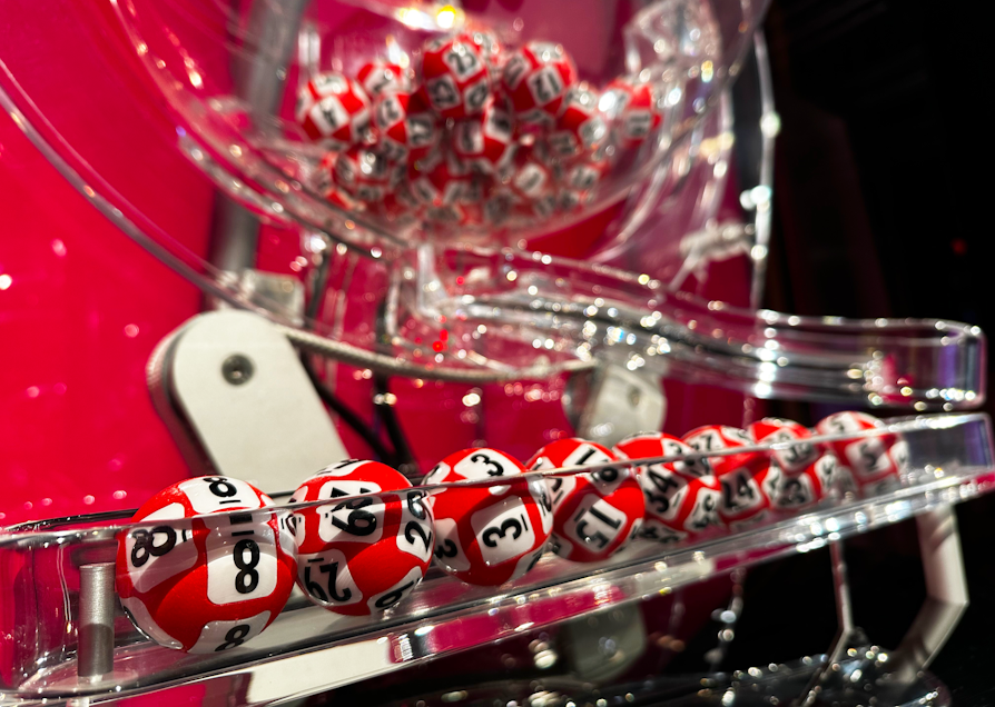 Lotto-trekningsmaskinen med Lotto-rekka fra lørdag 28. september 2024.