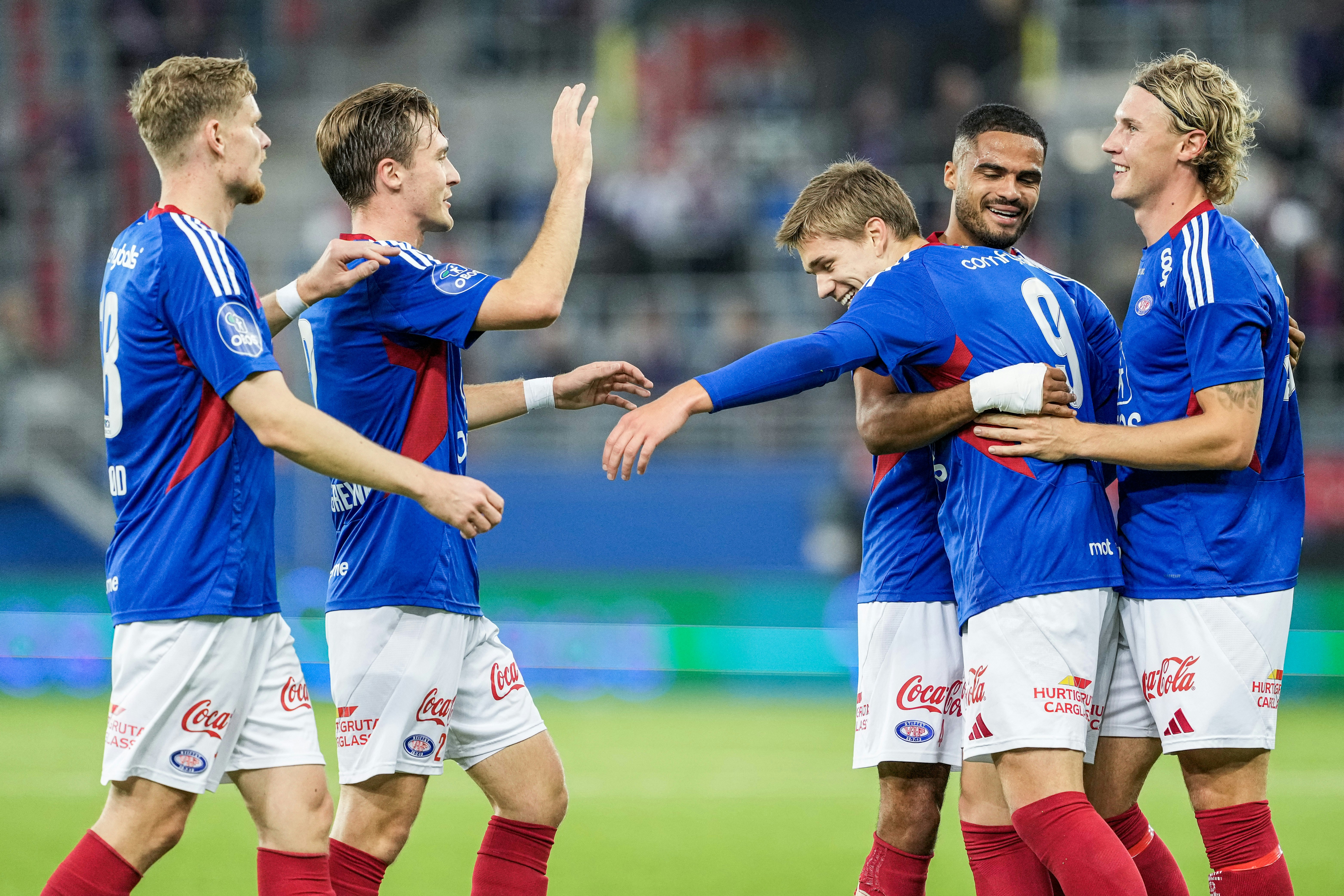 Oslo 20240924. Vålerenga-spillere feirer etter Mees Rijks sin 2-0 scoring under 1. divisjonskampen mellom Vålerenga og Aalesund Fk på Intility Arena.