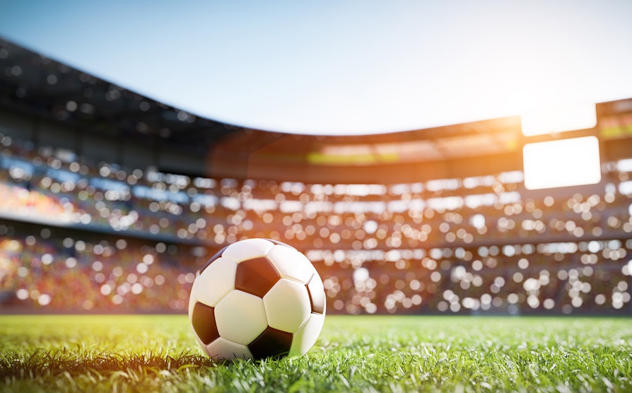 Fotball i sollys ute på fotballstadion