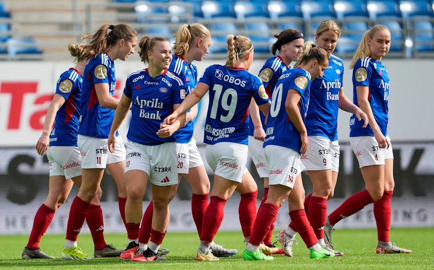 Vålerenga kvinner feirer etter scoring. Fotball.