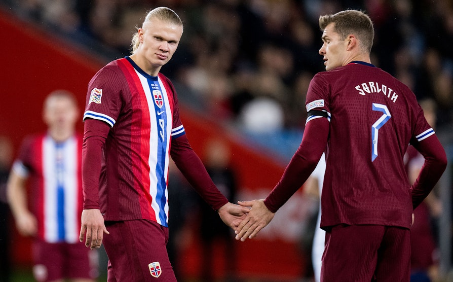 Fotball-spillerne Erling Braut Haaland og Alexander Sørloth i landskampen mellom Norge og Slovenia.