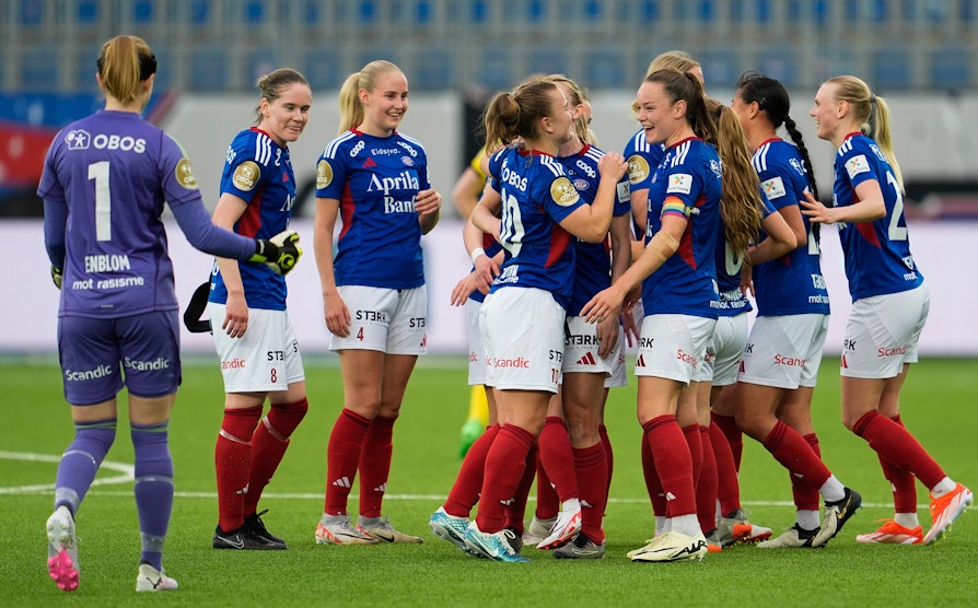 Vålerenga kvinner jubler sammen.
