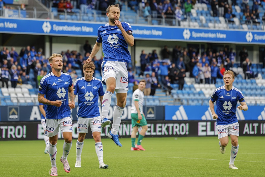 Moldes Magnus Wolff Eikrem feirer en scoring under eliteseriekampen i fotball mellom Molde og HamKam på Aker Stadion.
