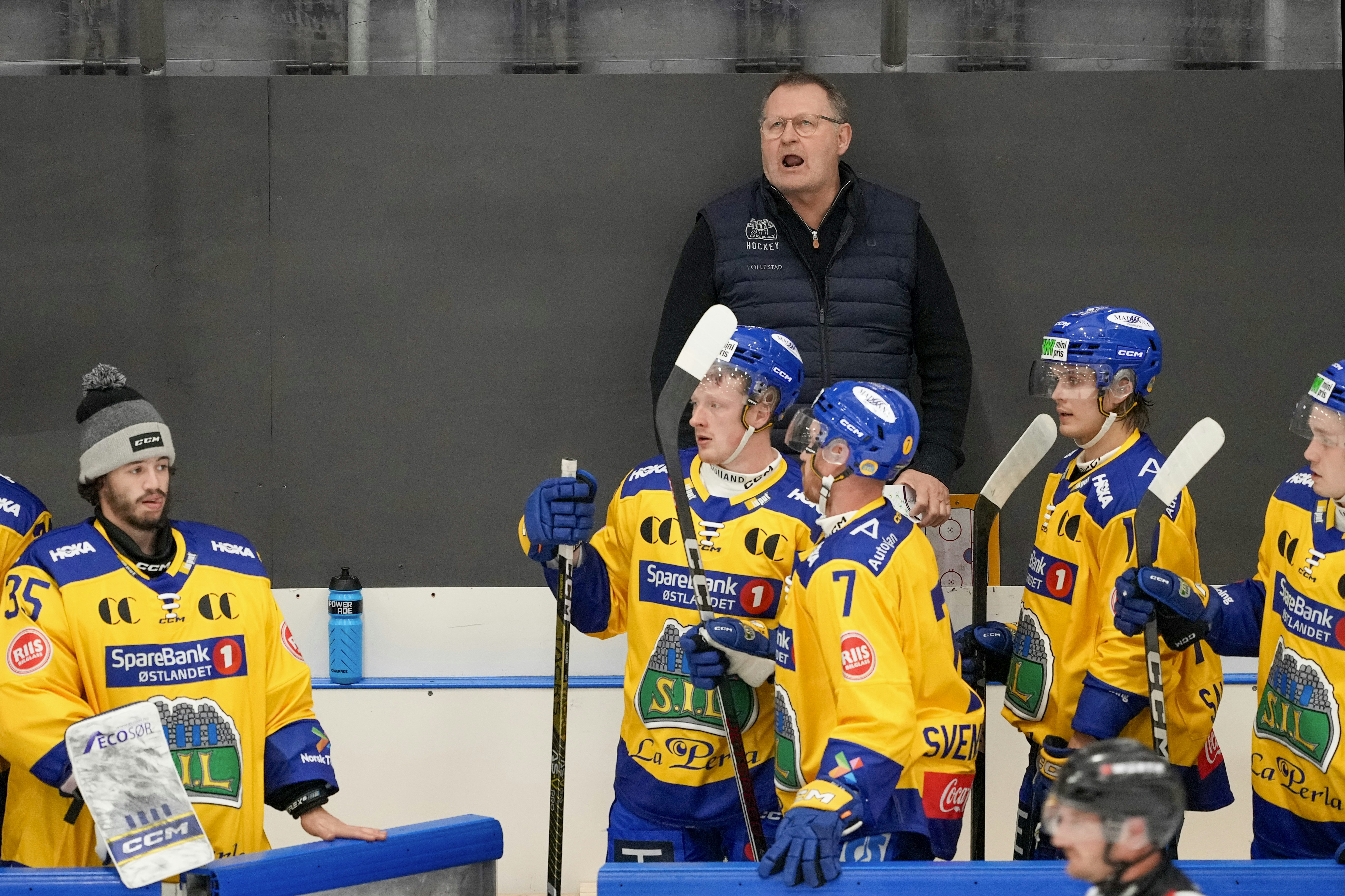 Storhamar-trener Petter Thoresen og Storhamar-spillere