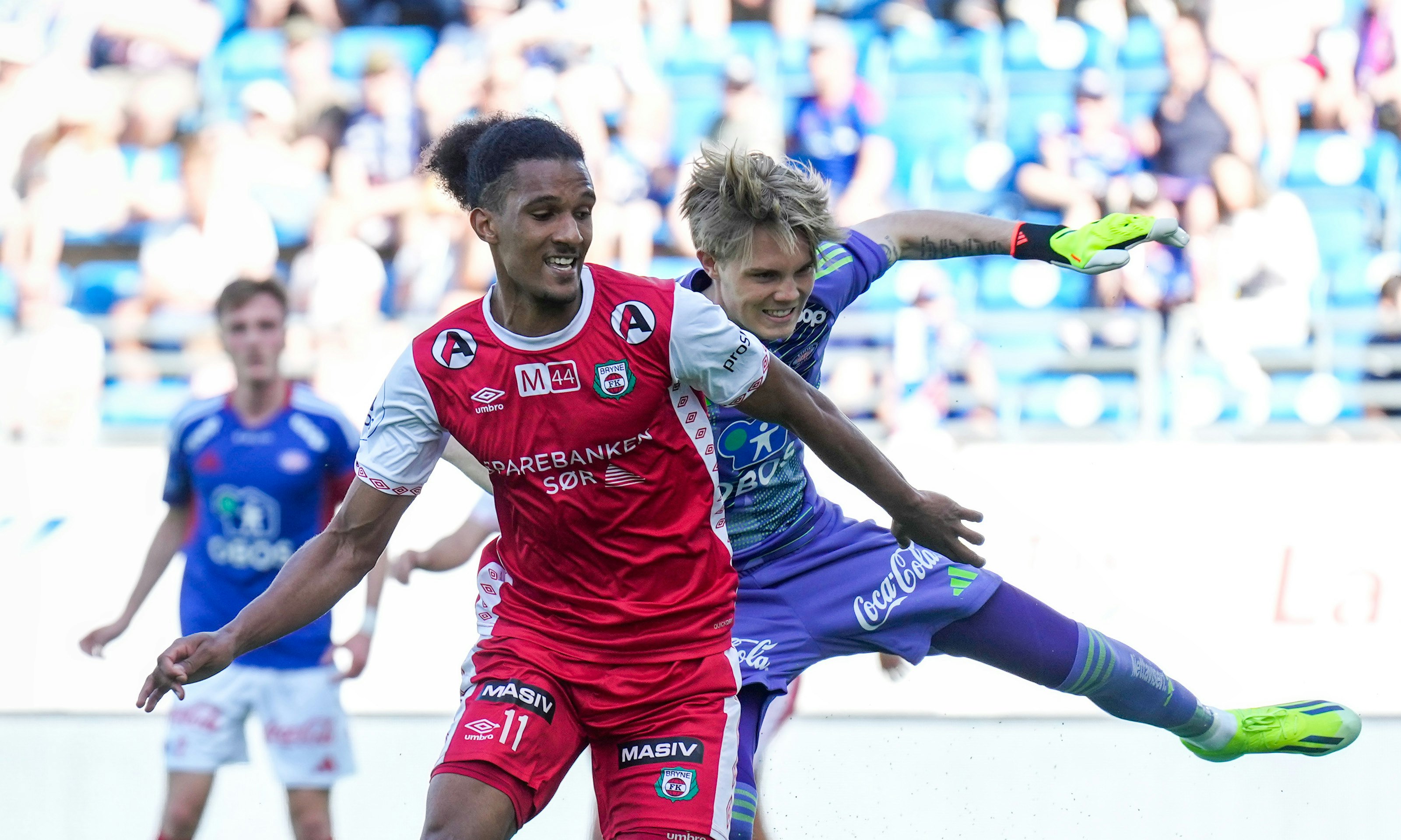Brynes Alfred Scriven og Vålerengas keeper Magnus Sjøeng under 1. divisjonskampen i fotball mellom Vålerenga og Bryne på Intility Arena.