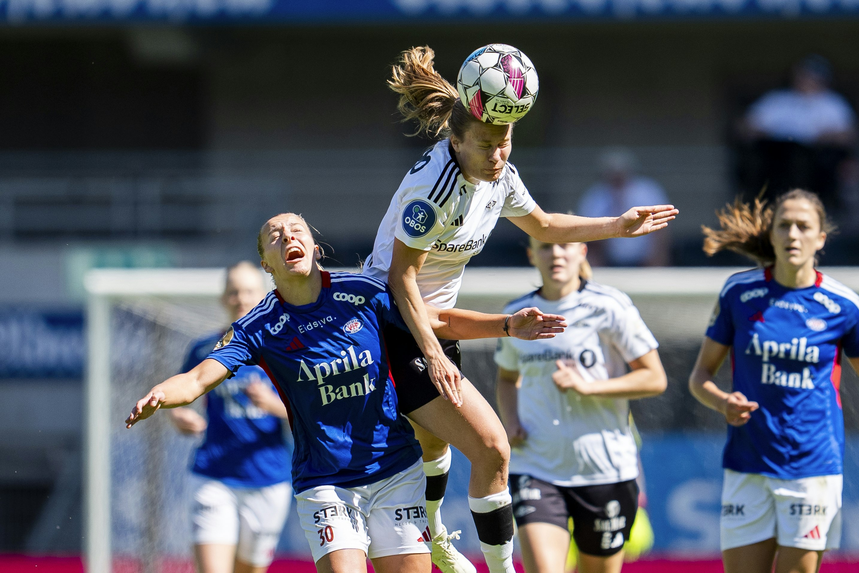 Vålerengas Stine Brekken og Rosenborgs Cesilie Andreassen under toppseriekampen i fotball mellom Rosenborg og Vålerenga på Lerkendal stadion. (1-2)