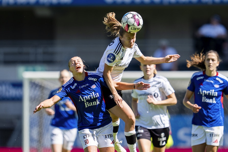 Vålerengas Stine Brekken og Rosenborgs Cesilie Andreassen under toppseriekampen i fotball mellom Rosenborg og Vålerenga på Lerkendal stadion. (1-2)