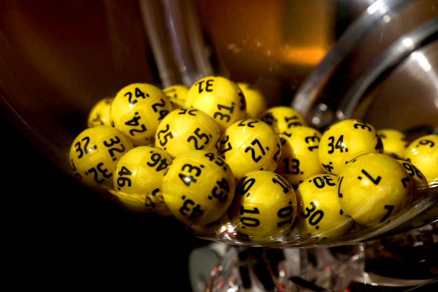 Bilder av Eurojackpot-kuler liggende i trekningsmaskin.