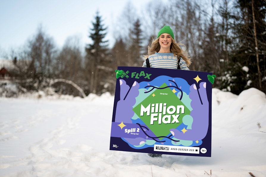 Kvinne med blondt langt hår, grønn lue og votter og blåmønstrete strikkegenser løper mot kamera med et overdimensjonert MillionFlax-lodd i snø med trær i bakgrunnen.
