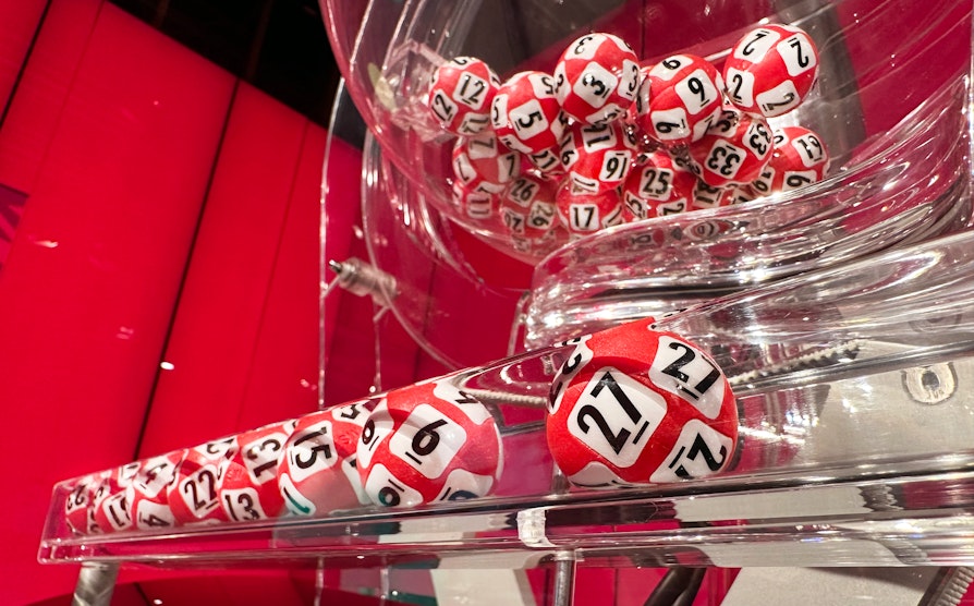 Lotto-maskinen med Lotto-rekka trukket ut 21. desember 2024.