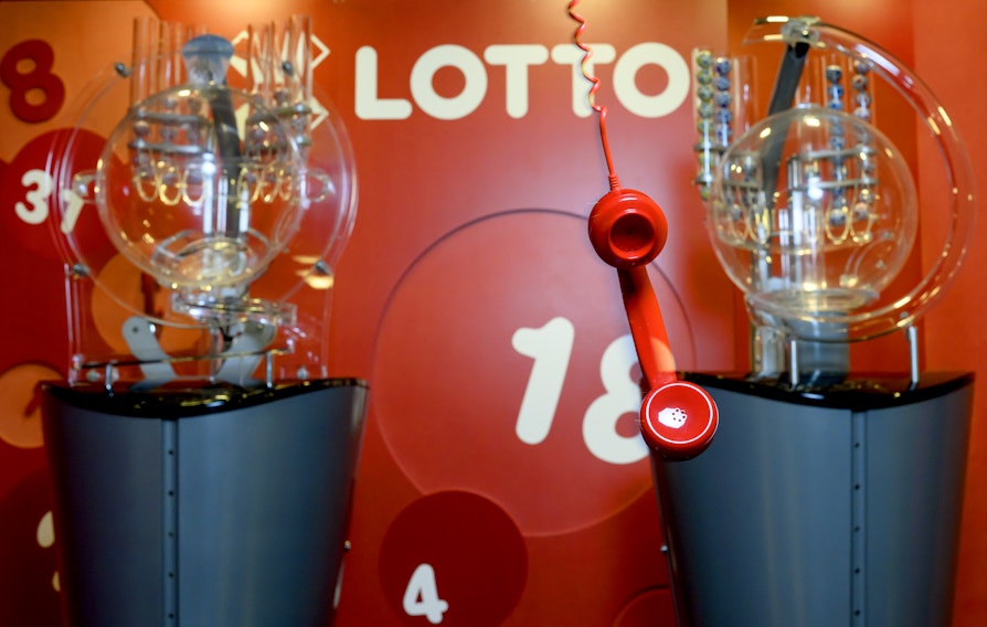 Bilde av en rød telefon foran Lotto-vegg.