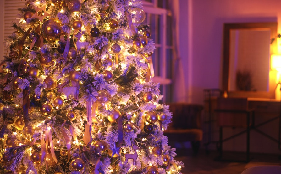 Lilla juletre i en stue