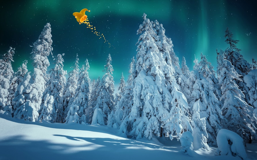 Vinterskog i nordlys med gul joker-hatt  flyvende over himmelen.