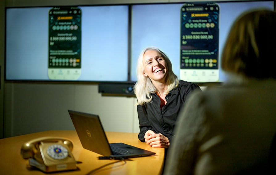 EUROJACKPOT-MILLIARDÆR: Lotteri- og trekningsansvarlig Ingrid Roterud Mathisen i Norsk Tipping i samtale med kvinnen som vant 1,36 milliarder kroner i Eurojackpot 16. januar 2023.