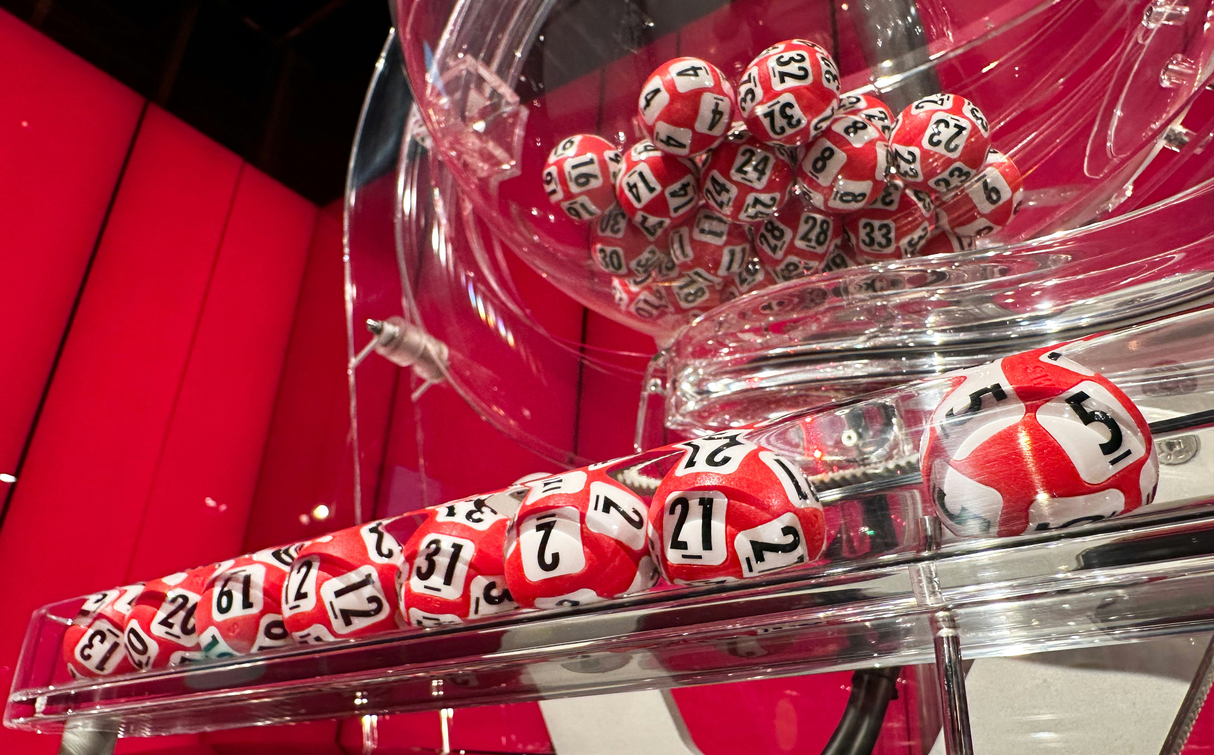 Trekningsmaskinen med de ferdigtrekte Lotto-tallene.