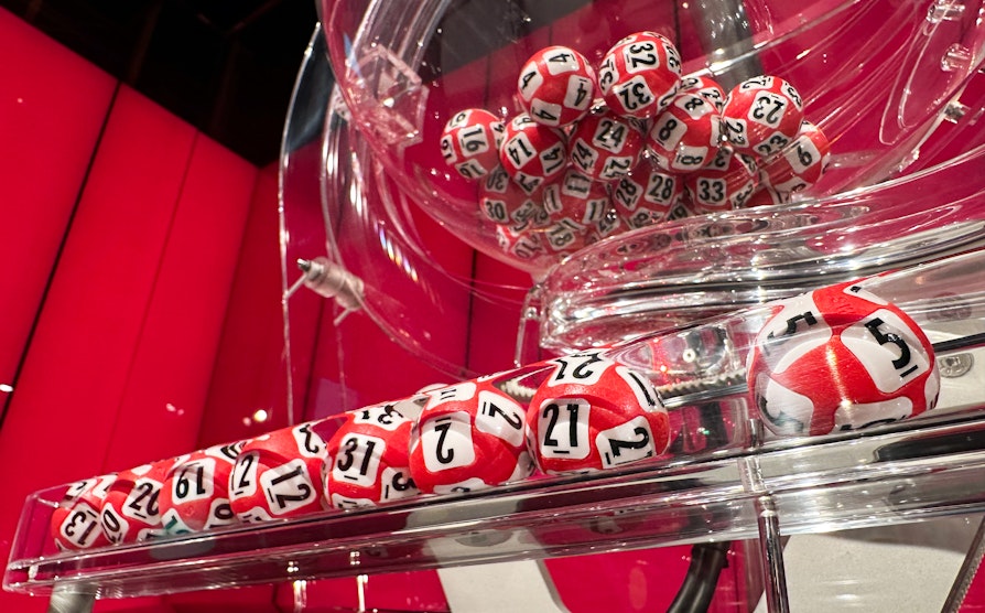Trekningsmaskinen med de ferdigtrekte Lotto-tallene.