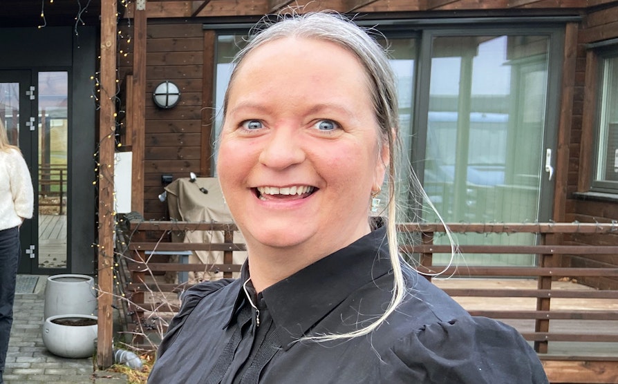 Portrett av Lotto-vinner Jorunn Smedegård foran arbeidsplassen.