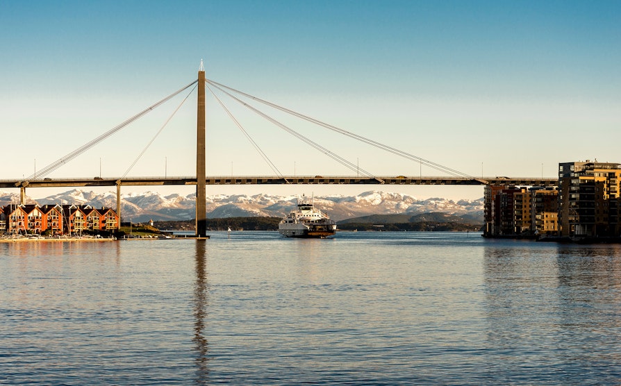 Ferje under bro i Stavanger
