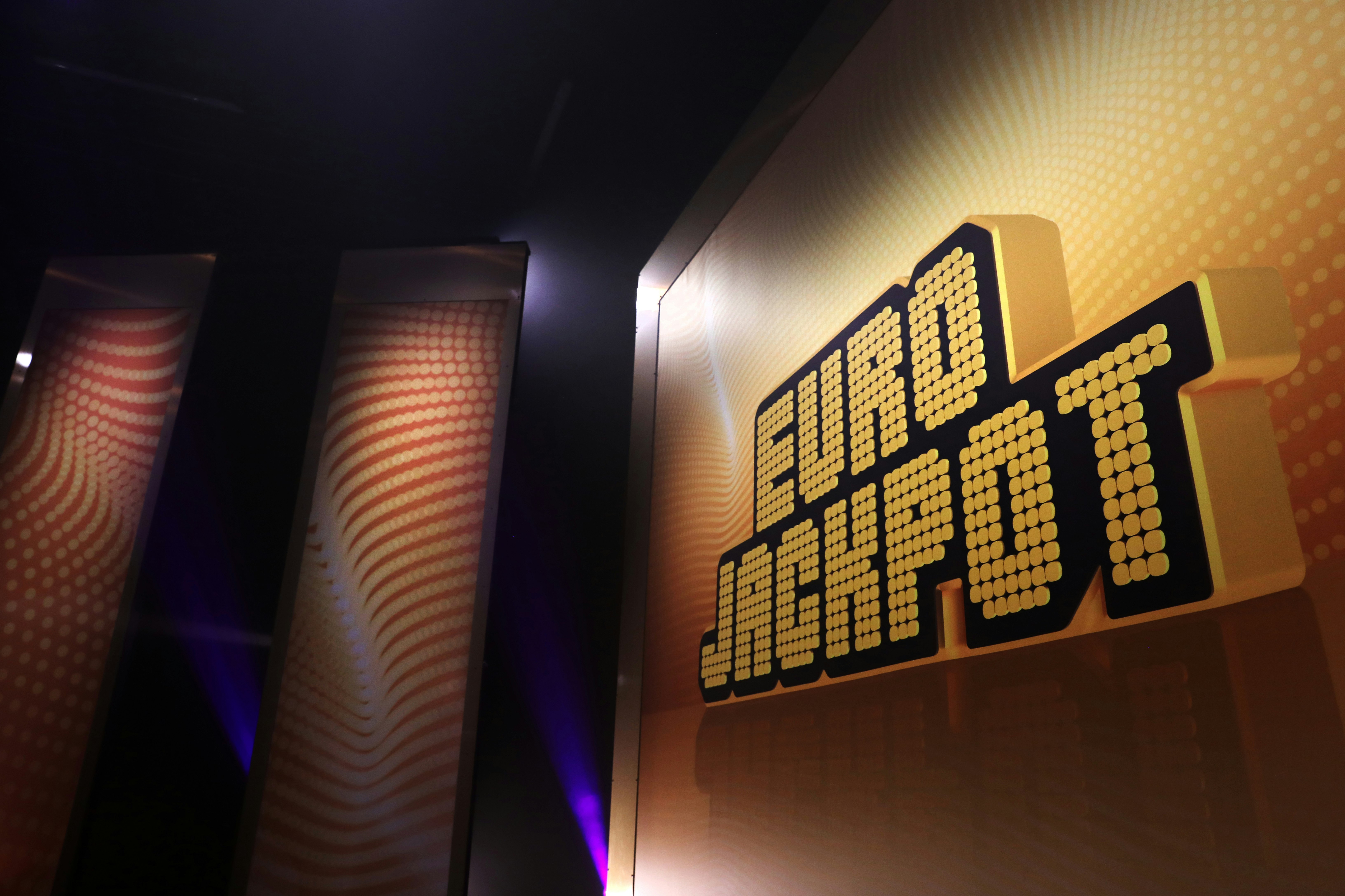 Bide fra Eurojackpots trekningsstudio i Finland. Bilde av vegg med logo.