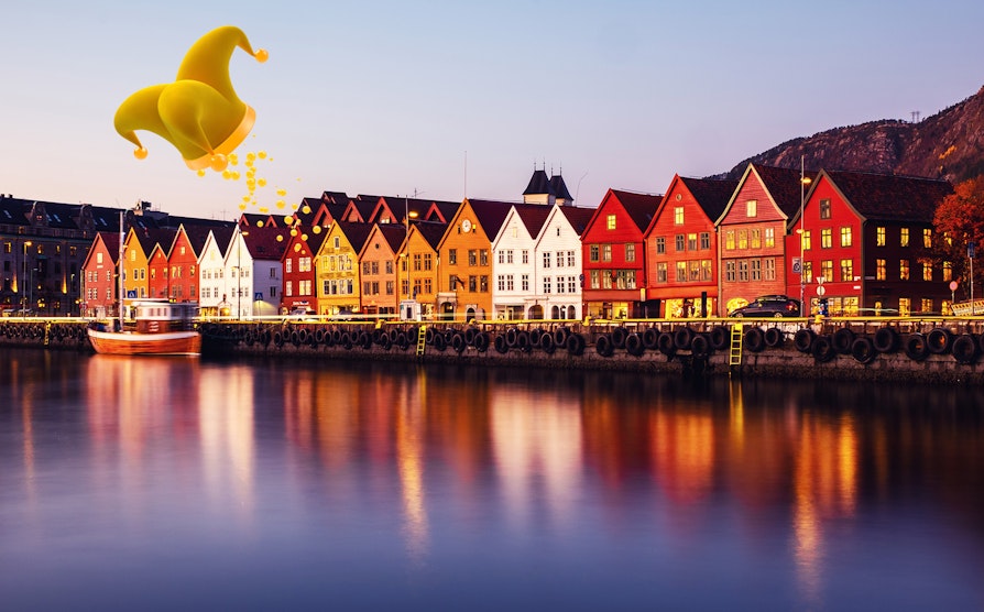 Joker-hatt over bryggen i Bergen