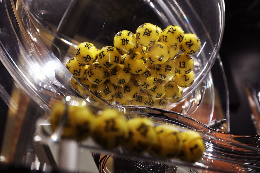 Bilde av trekningsmaskin Eurojackpot med kuler inni. Gule og sorte kuler.