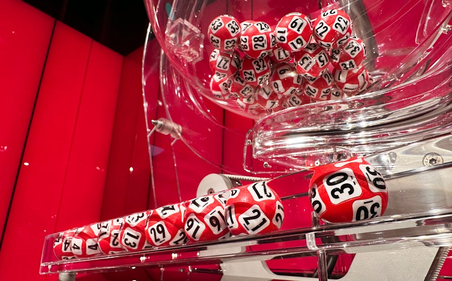 Lotto-maskinen med Lotto-rekka trukket ut 15. fenruar 2025.